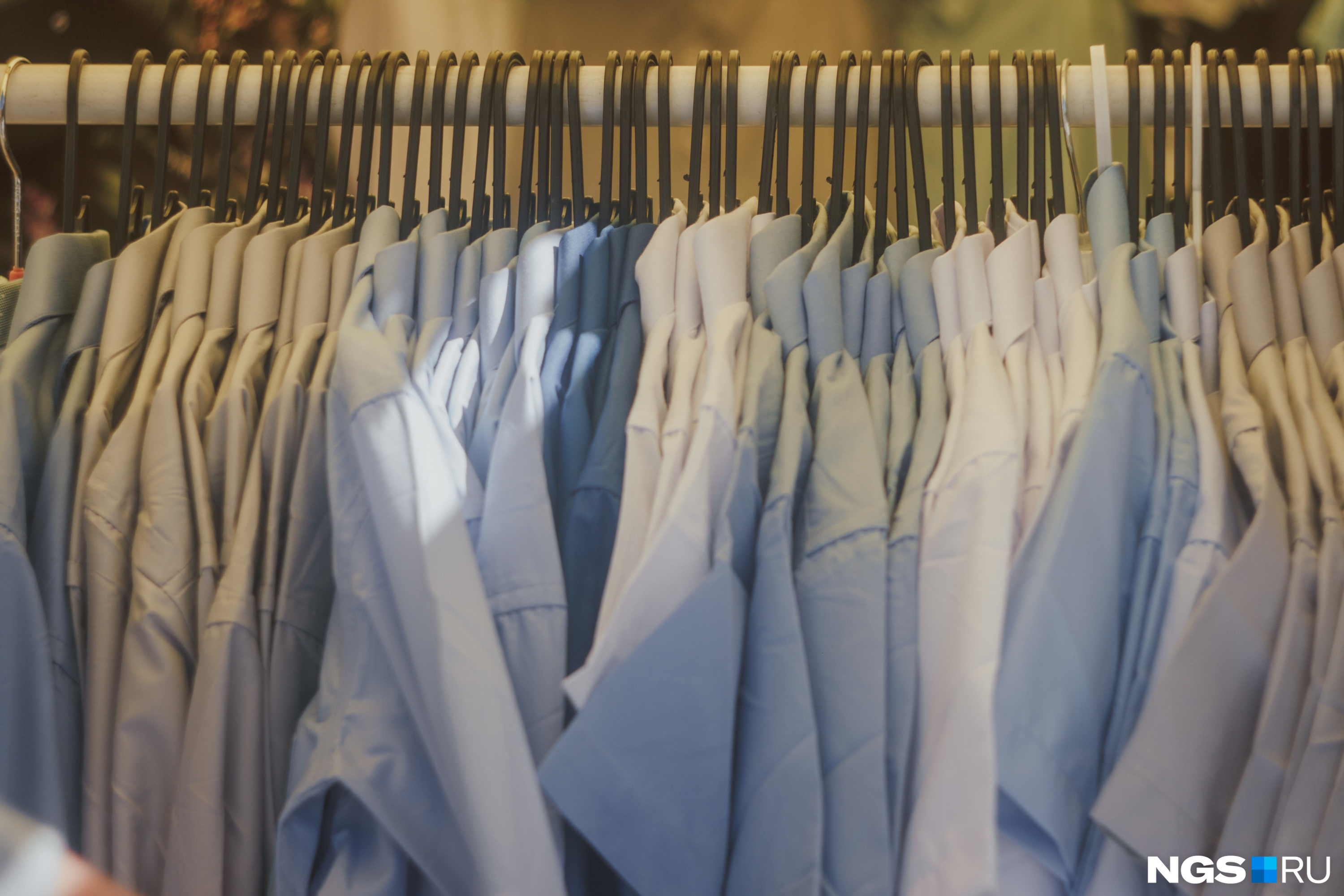 На вешалках можно найти рубашки разных расцветок — от тёмно-синего до серого. Но родители всё равно предпочитают белую классику