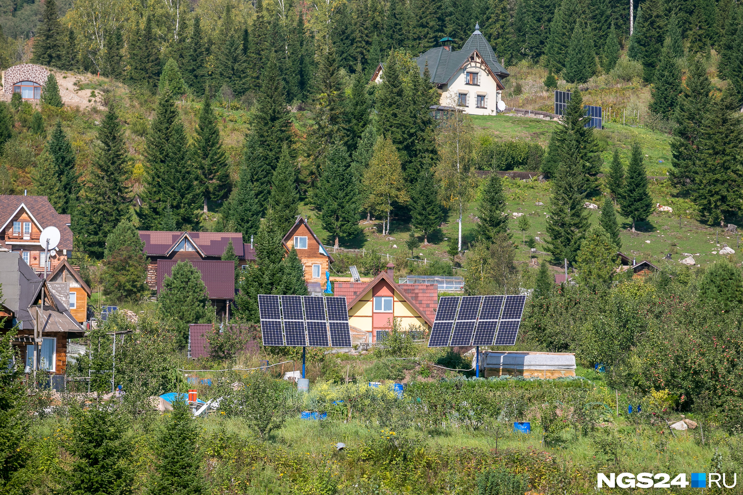 ЛЭП к поселку не протянуты — у каждого дома есть солнечная панель