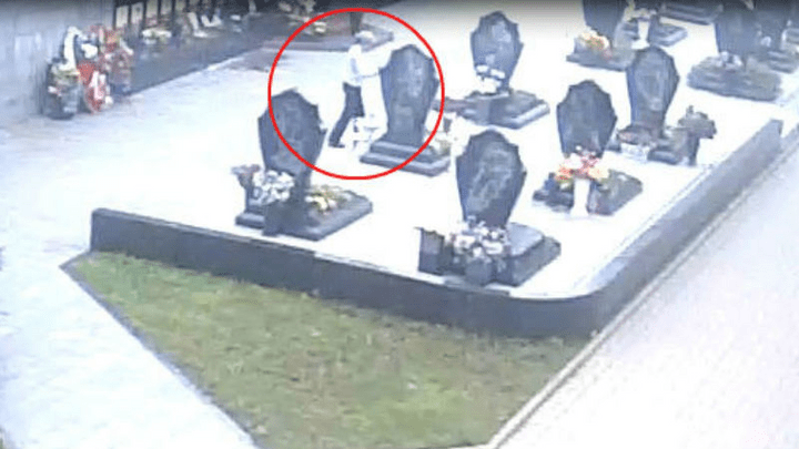 Памятник погибшему игроку «Локомотива» Ивану Ткаченко разгромила женщина. Она попала на видео