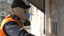 «Работать в противогазе»: коронавирус заставил коммунальщиков мыть с хлоркой подъезды Волгограда