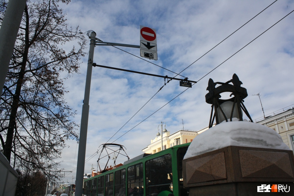 Запрещающие знаки над трамвайными путями по Ленина вызвали удивление и недовольство водителей, но вагонам перестали мешать