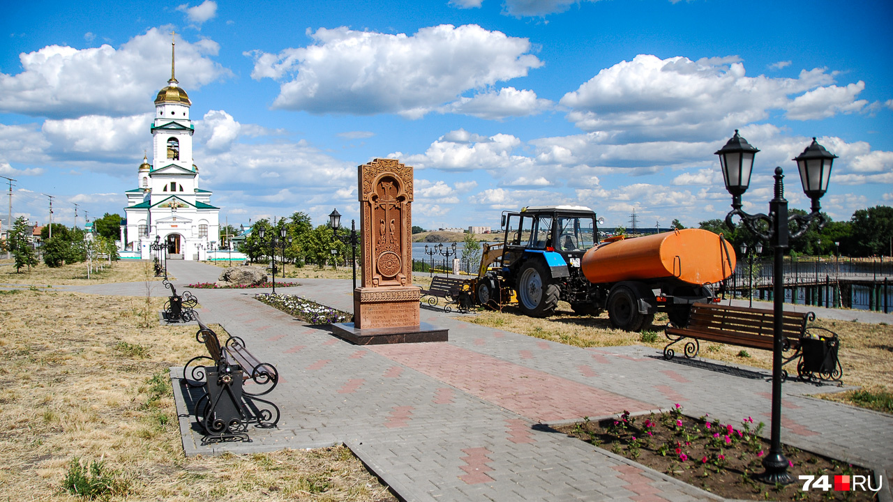 Его храмы выглядят свежее, чем более молодые постройки советского периода. На фото — Свято-Троицкий кафедральный собор, заложенный в 1754 году. Это первое каменное здание города. Стоит на месте крепости, которая возникла в 1743 году Его храмы выглядят свежее, чем более молодые постройки советского периода. На фото — Свято-Троицкий кафедральный собор, заложенный в 1754 году. Это первое каменное здание города. Стоит на месте крепости, которая возникла в 1743 году