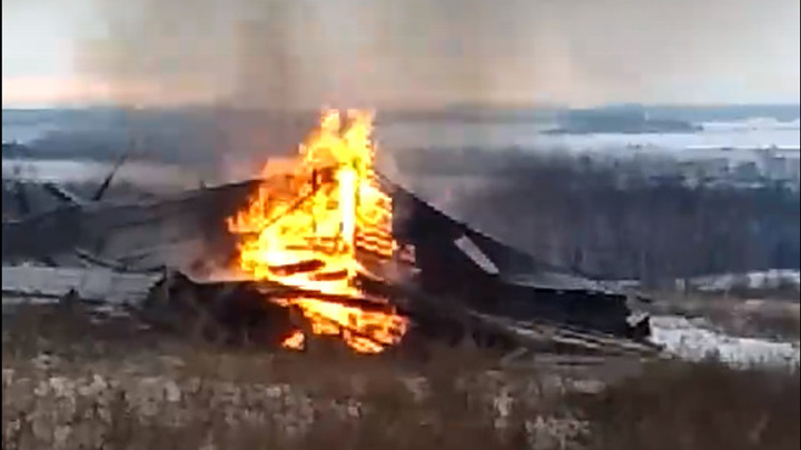В Лысковском районе РПЦ сожгла аварийную колокольню. Жители посчитали это кощунством