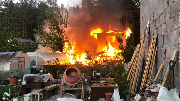 «Кролики сгорели живьём»: в садах на Елизавете разгорелся крупный пожар