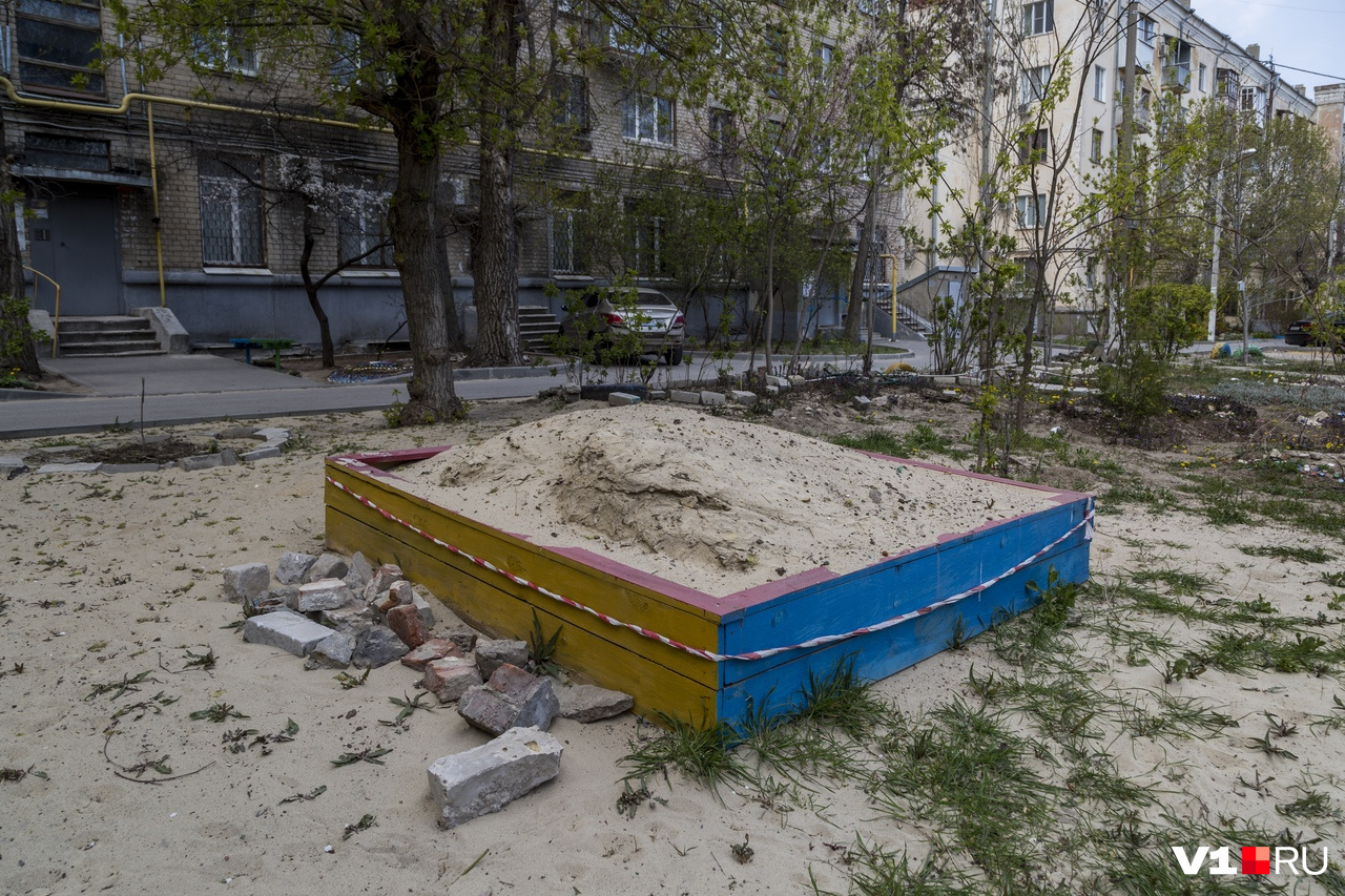 Ограждает? Или держит? Ограждает? Или держит?