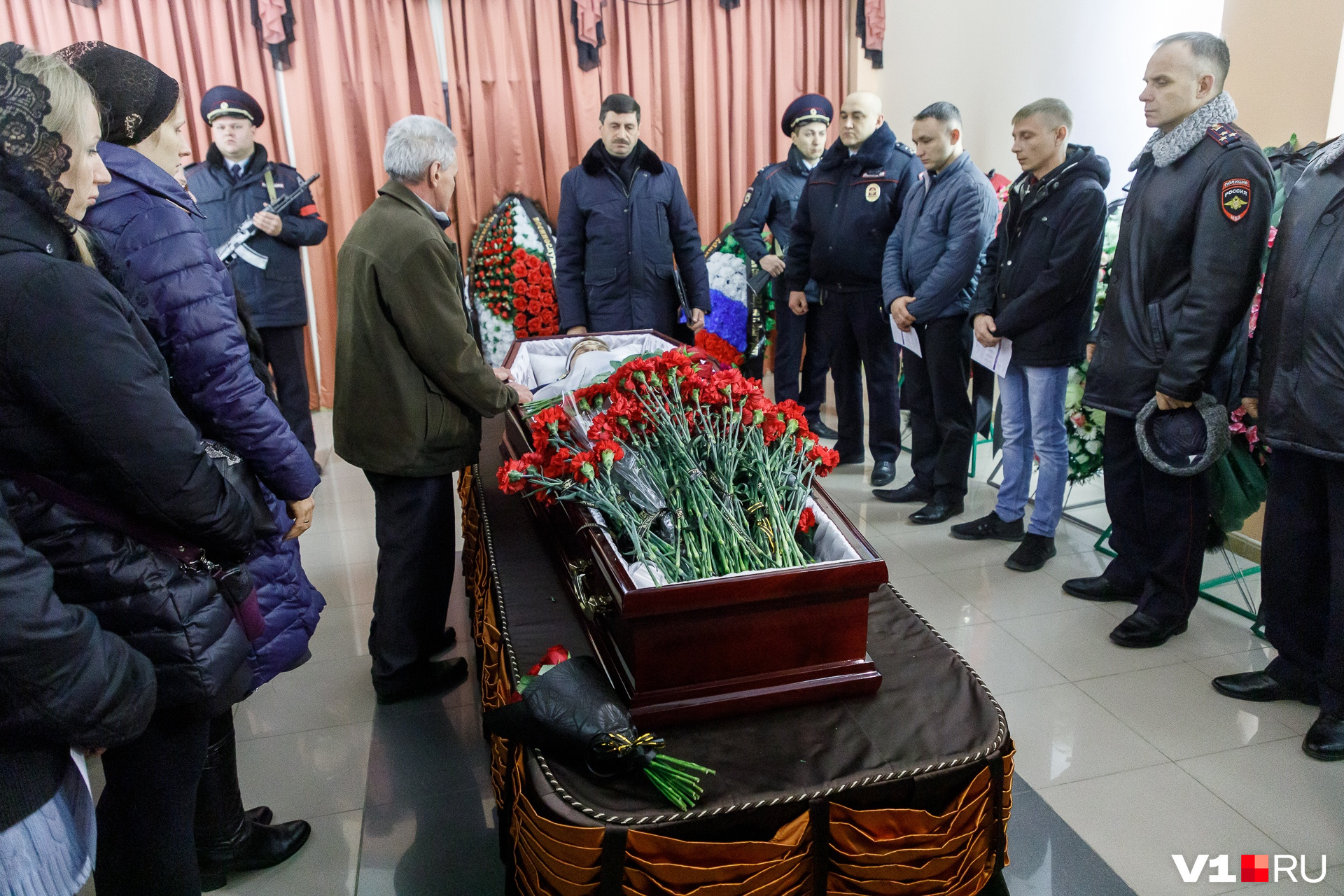 Проститься с погибшим сержантом  пришли  многочисленные коллеги и близкие Владимира 