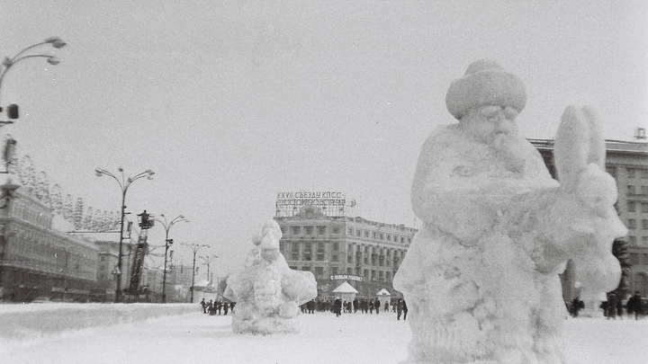 Ретрогорки на площади и очередь на Юрия Никулина: челябинец оцифровал снимки города 1960–80-х годов