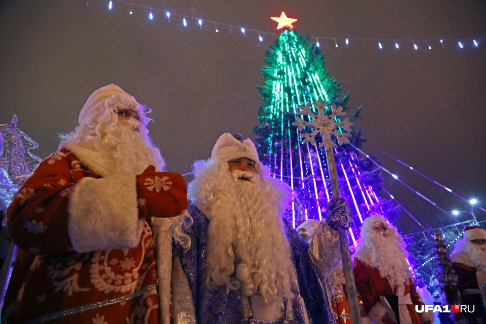 Настоящий Дед Мороз — в середине, в голубой шубе