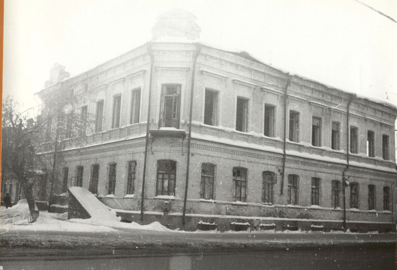 «Семаковка». Здание построили в 1871 году. Здесь жила жена купца Брюханова Августа Флегонтовна