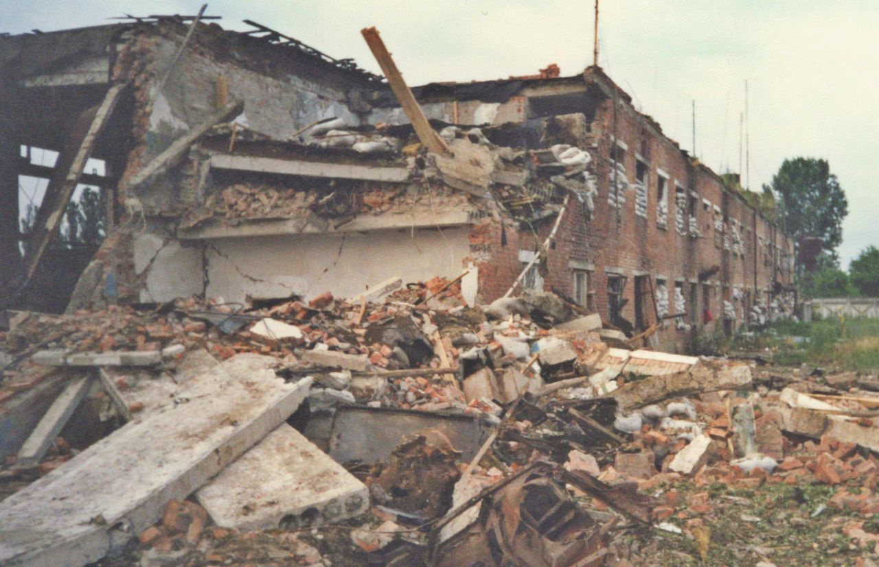 Гараж и жилые помещения сотрудников (фото сделано с Гудермесского шоссе, где до взрыва стояли ворота)