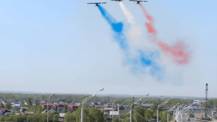 В небе над Уфой в День Победы изобразили французский триколор вместо российского