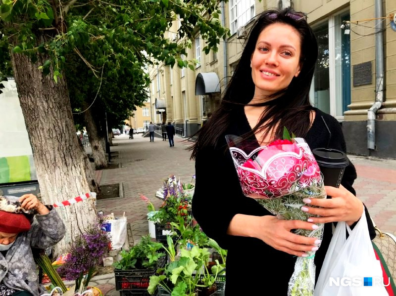 Ирина приобрела у пенсионерки букет цветов 