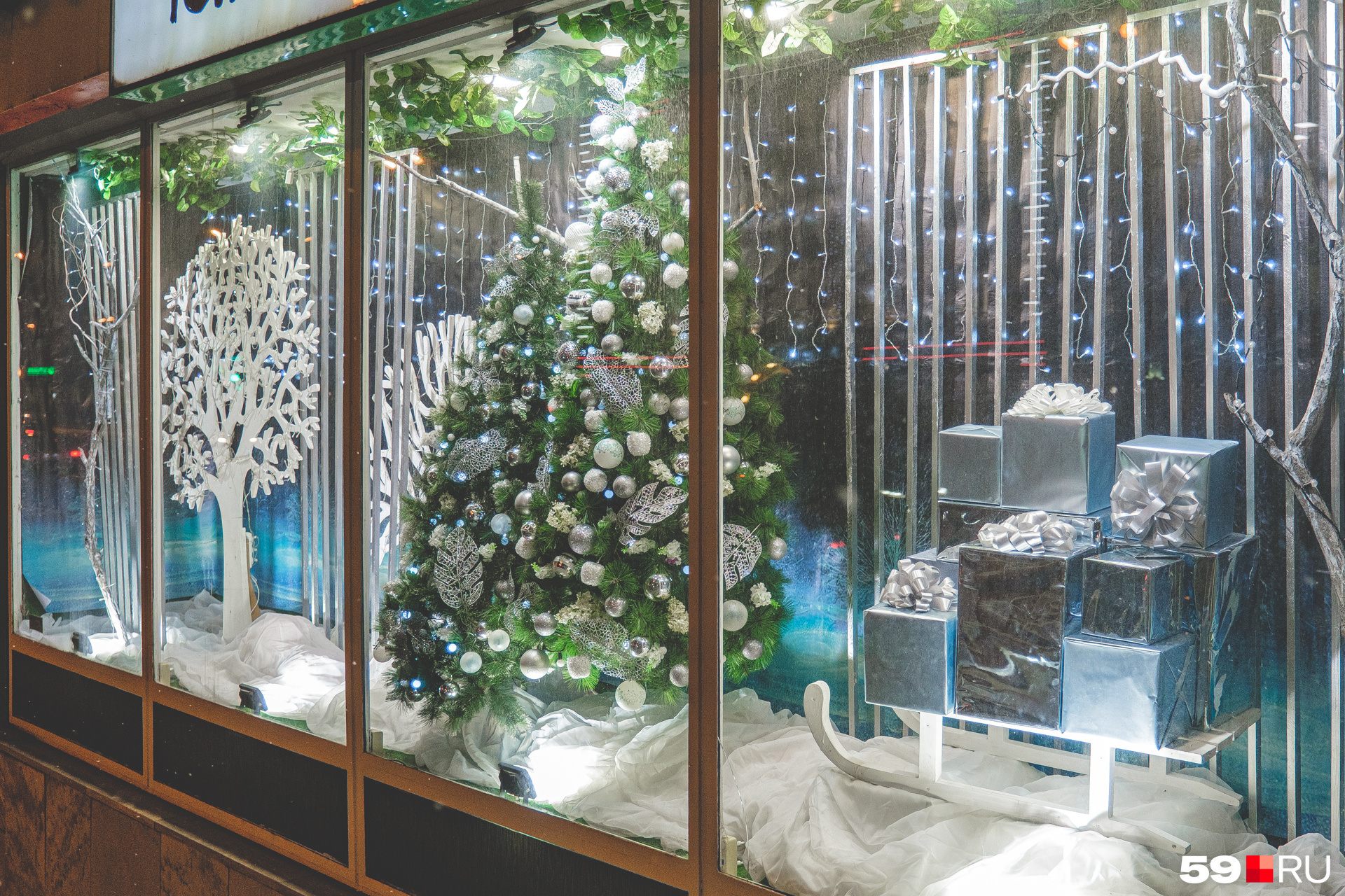 В магазины можно отправиться и за новогодним настроением — от некоторых витрин не оторвать глаз