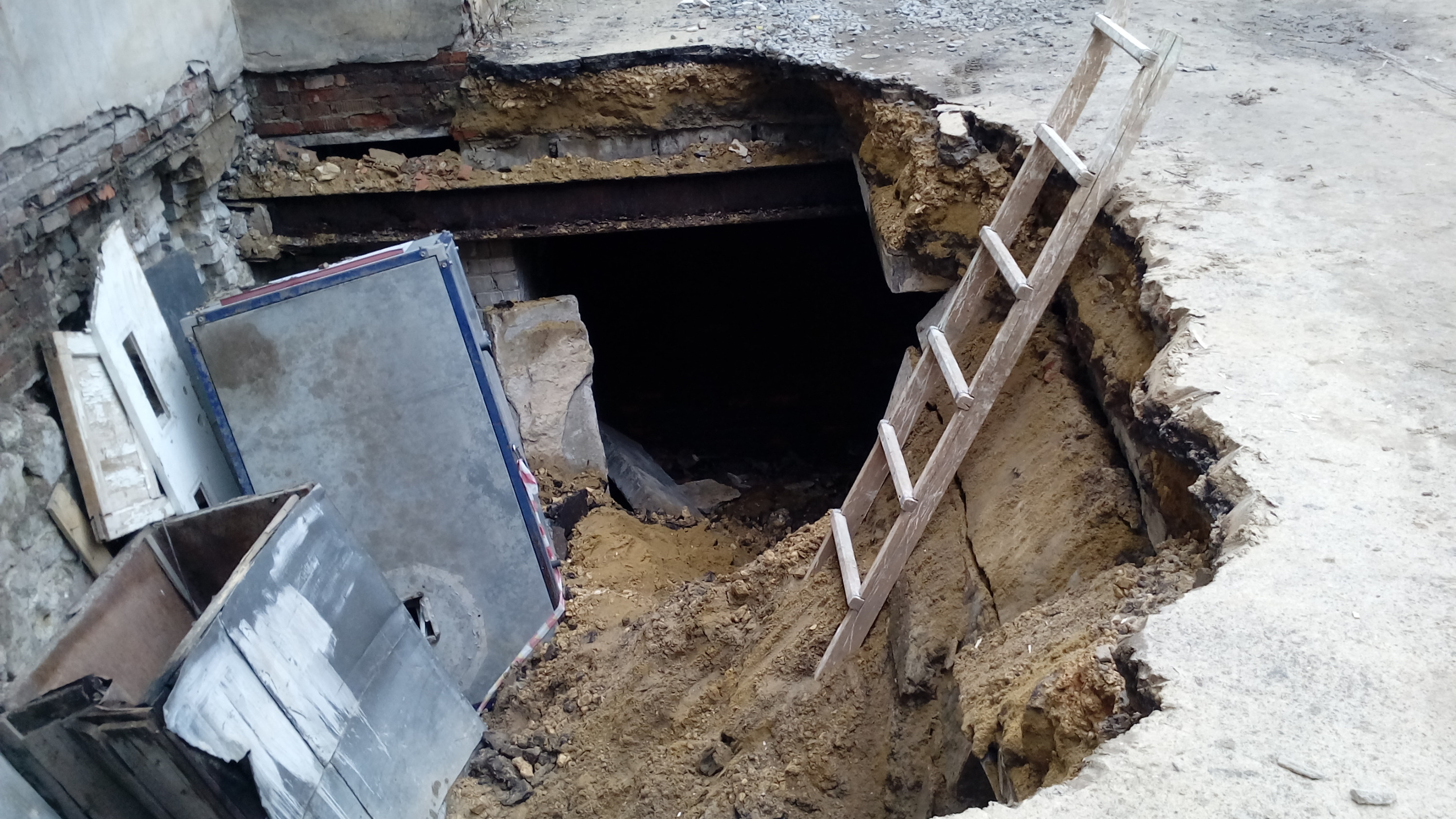 Не выдержала крыша подвала: в мэрии назвали причины провала грунта в Тракторозаводском районе