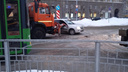 «Лада» столкнулась со снегоуборочной машиной на Красном проспекте — собралась пробка
