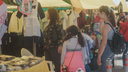 Толпы новосибирцев оккупировали магазины одежды перед 1 Сентября — там самые низкие цены и ненатуральные ткани
