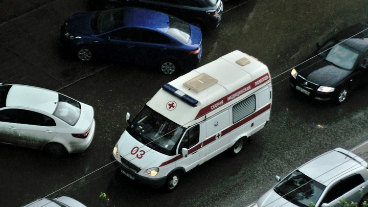В Екатеринбурге с восьмого этажа выпал мужчина. При этом он выжил и прошел пешком несколько метров