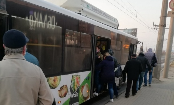 Общественный транспорт перевели на режим выходного дня — теперь люди в него не вмещаются