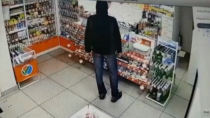 В Екатеринбурге задержали серийного грабителя, который хватал продавцов за волосы: видео