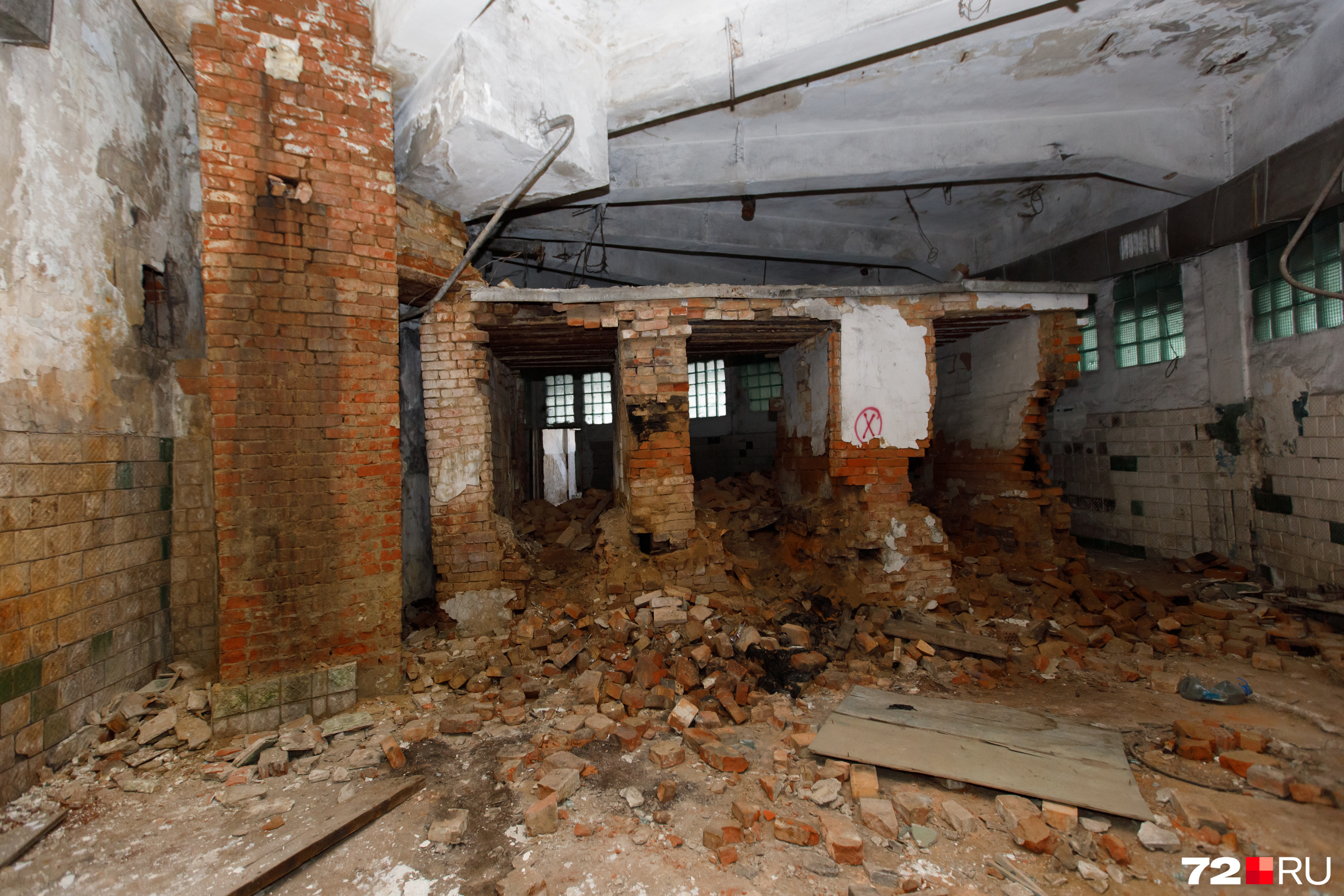 Разрушения на втором этаже круглой бани. По словам Гудова, с баней придется поработать серьезнее, чем с питерским газгольдером, с которым он имел дело