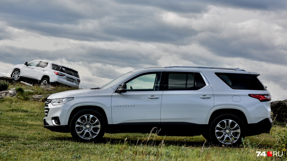 Chevrolet Traverse для американского рынка имеет левый лючок: машины у американцев большие и многие предпочитают заправлять их, не огибая автомобиль Chevrolet Traverse для американского рынка имеет левый лючок: машины у американцев большие и многие предпочитают заправлять их, не огибая автомобиль