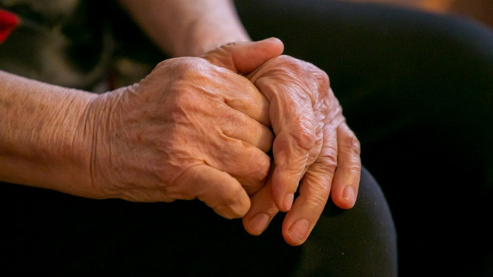 Одинокая пенсионерка выдумала внучку с ДЦП, чтобы познакомиться с мужчиной с приятным голосом