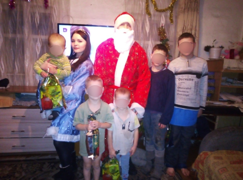Дед Мороз и Снегурочка принесли детям подарки от неравнодушных людей
