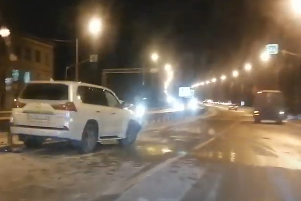 За рулем лексуса