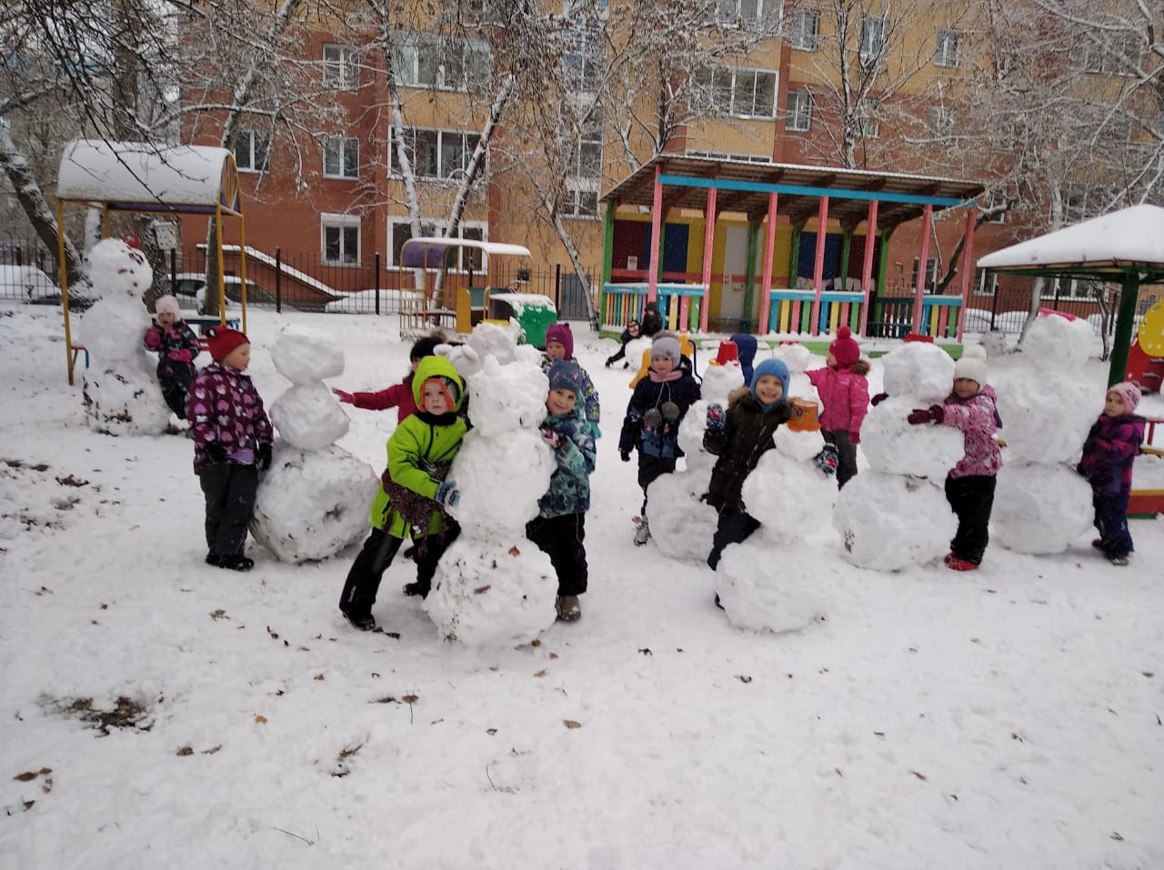 Дети в детском саду <nobr class="_">№ 330</nobr> слепили целую армию снеговиков Дети в детском саду <nobr class="_">№ 330</nobr> слепили целую армию снеговиков