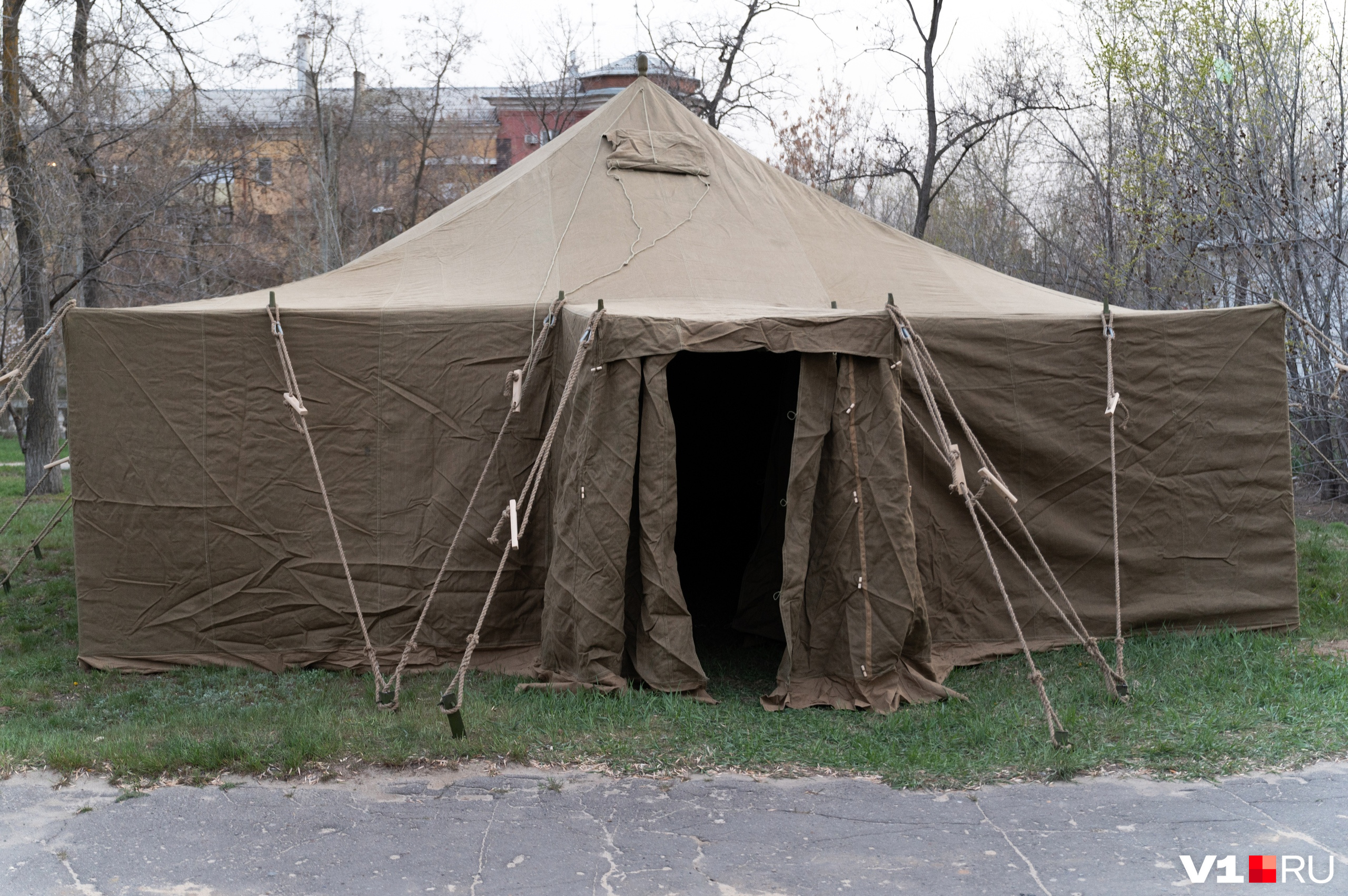 Такие палатки появились в 15 метрах от входа в больницу