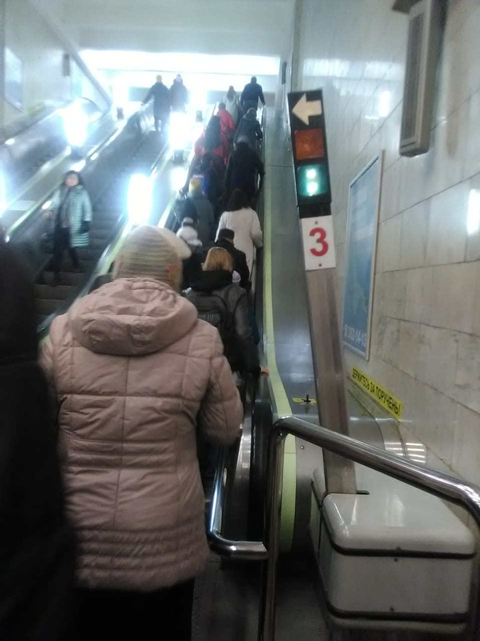 На эскалаторе люди собираются в два ряда На эскалаторе люди собираются в два ряда