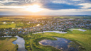 Фотограф из Новосибирска снял с высоты птичьего полёта посёлок на реке Карасук — кадры захватывают дух