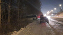 В Новосибирске автобус с пассажирами попал в ДТП и слетел в кювет — есть пострадавшие