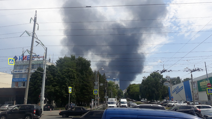 Дым над городом: в Самаре загорелся склад с полиэтиленом
