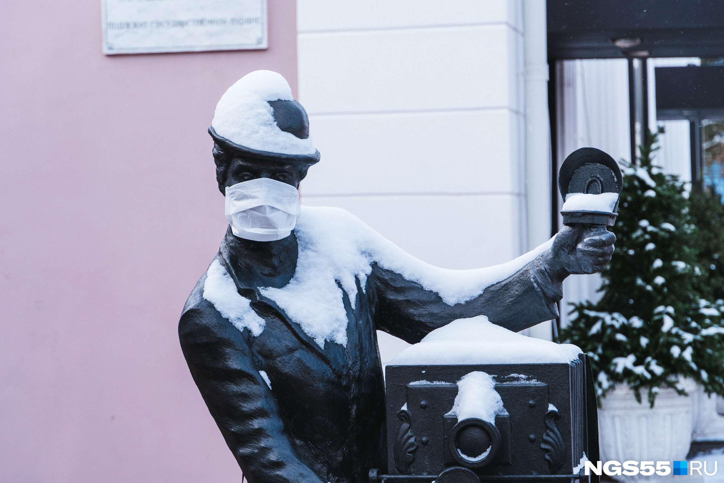 Эта скульптура фотографа тоже находится на улице Ленина