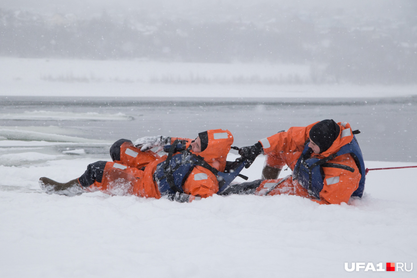 Сколько собрал лед. Высадка спасателей на лед. Спасатели МЧС на озере Кандрыкуль спасает рыбаков. По тонкому льду мужчины. Высадка спасателей на оторвавшуюся льдину.