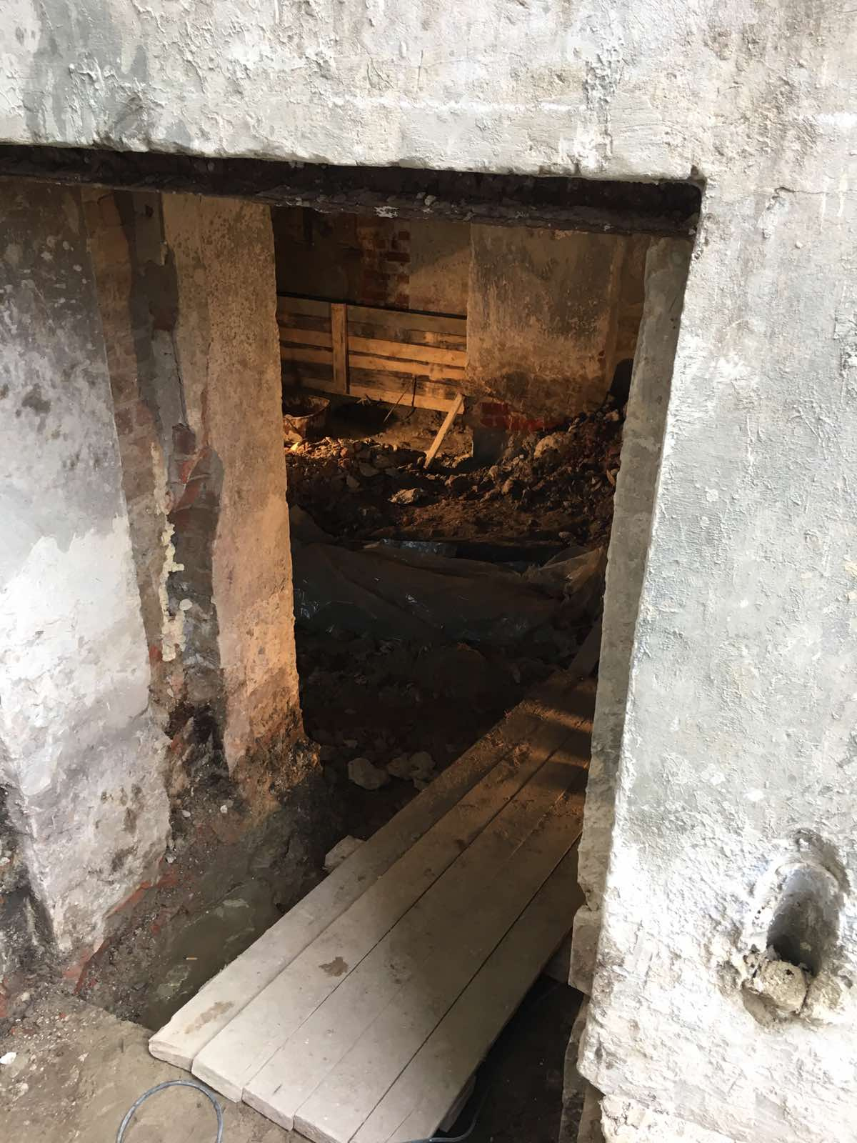 Гроб с останками человека нашли в подвальном помещении