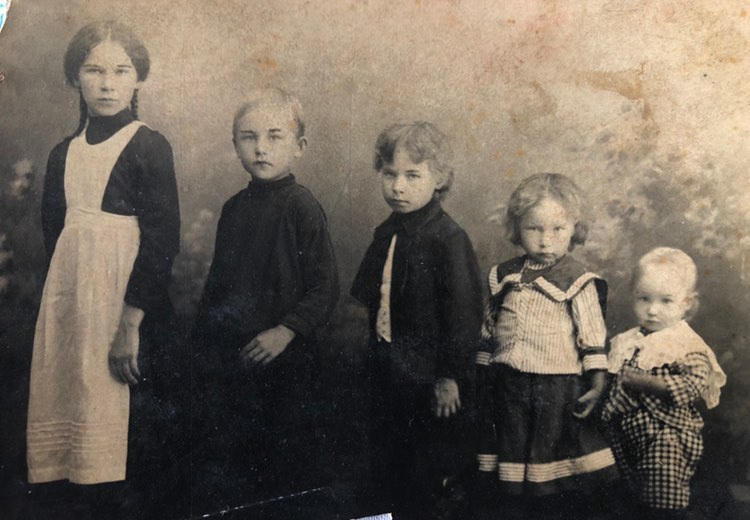 На этом фото тоже самый маленький — Николай, со своими братьями и сёстрами