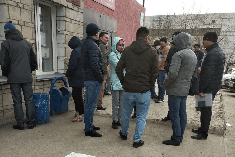 Кажется, что в очереди не соблюдают дистанцию в 1,5 м Кажется, что в очереди не соблюдают дистанцию в 1,5 м