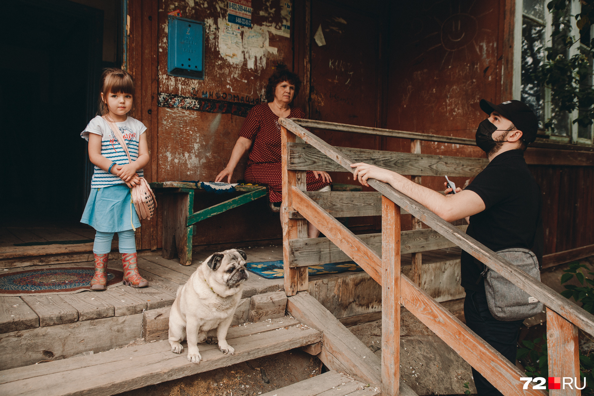Раиса Толмачова и её семья остались единственными жильцами из подъезда, кого не переселили. Ждут своей очереди и время от времени бегают тушить соседние деревяшки