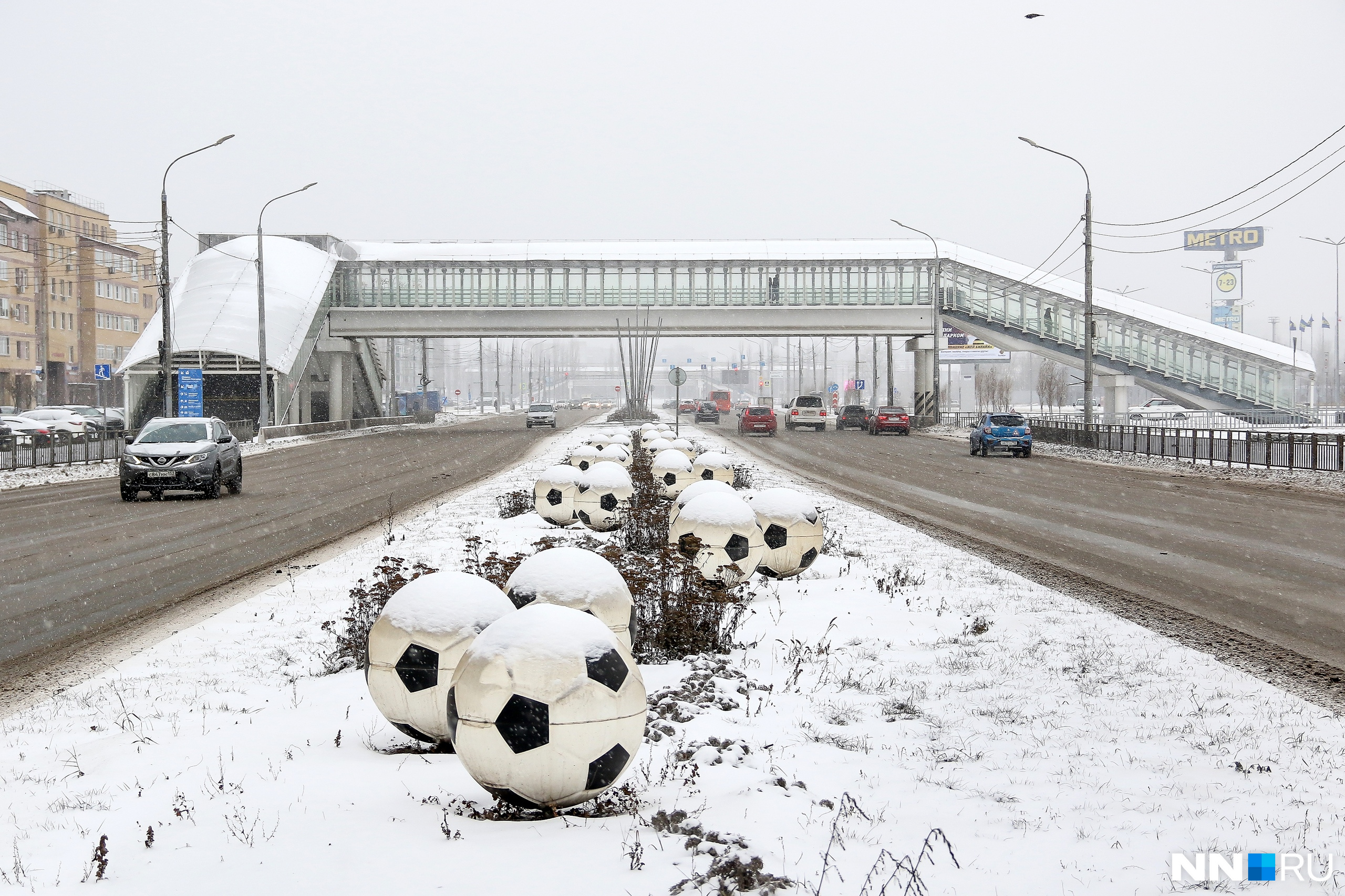 Середину проезжей части украсили к ЧМ-2018 футбольными мячами
