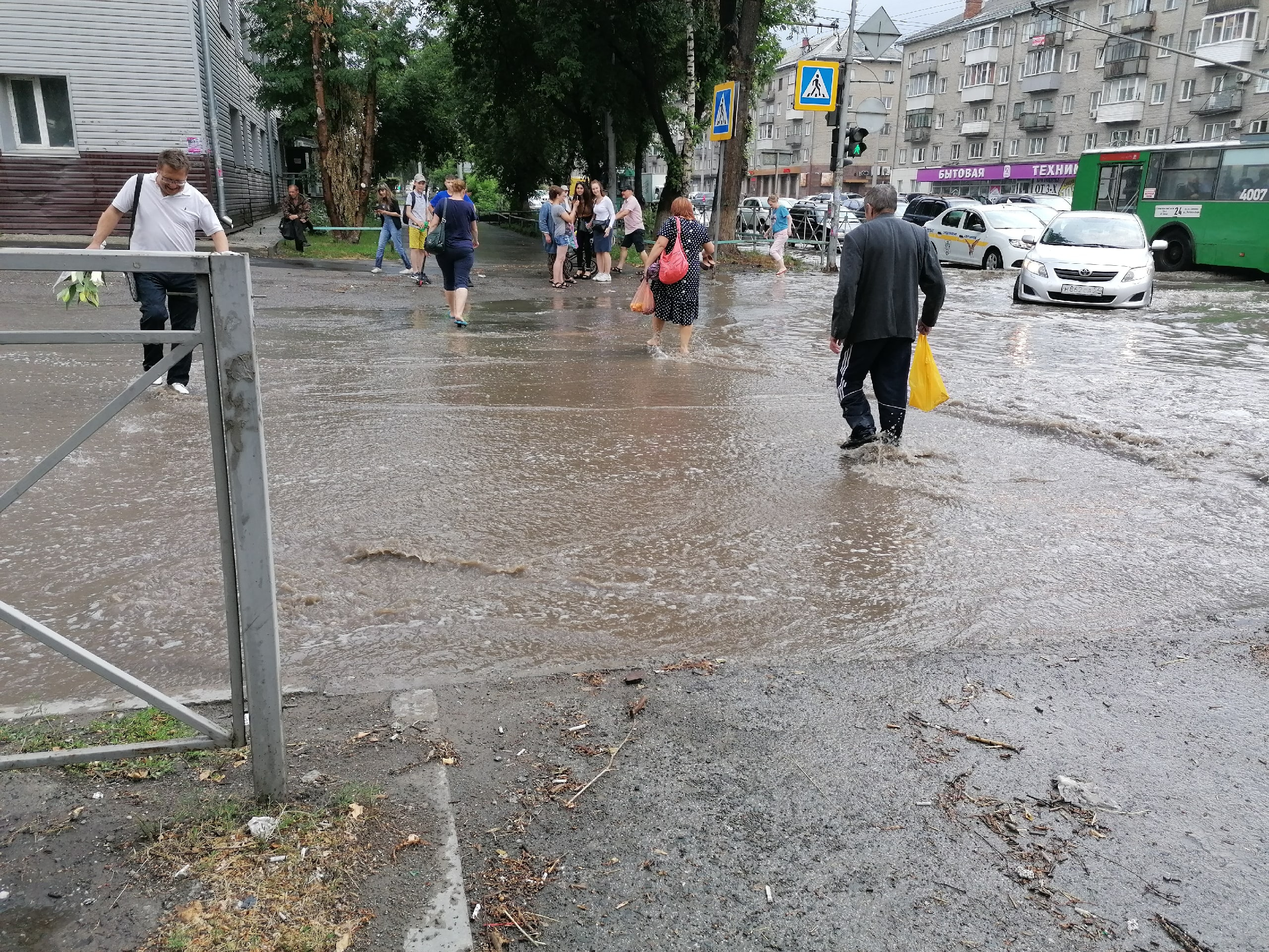 Другие же отважно штурмуют затопленные дороги Другие же отважно штурмуют затопленные дороги