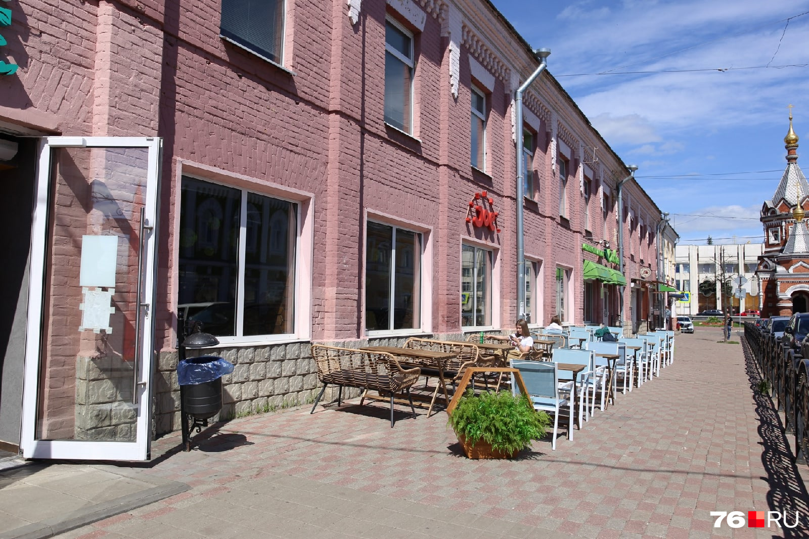 Летнее кафе расположено на пешеходной части Депутатской улицы и ничем не огорожено 