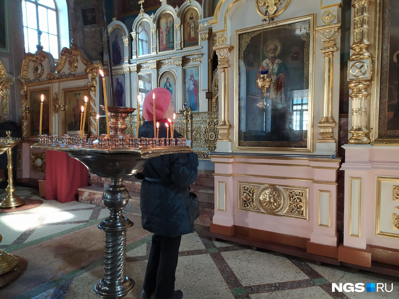 Людей в храме немного Людей в храме немного