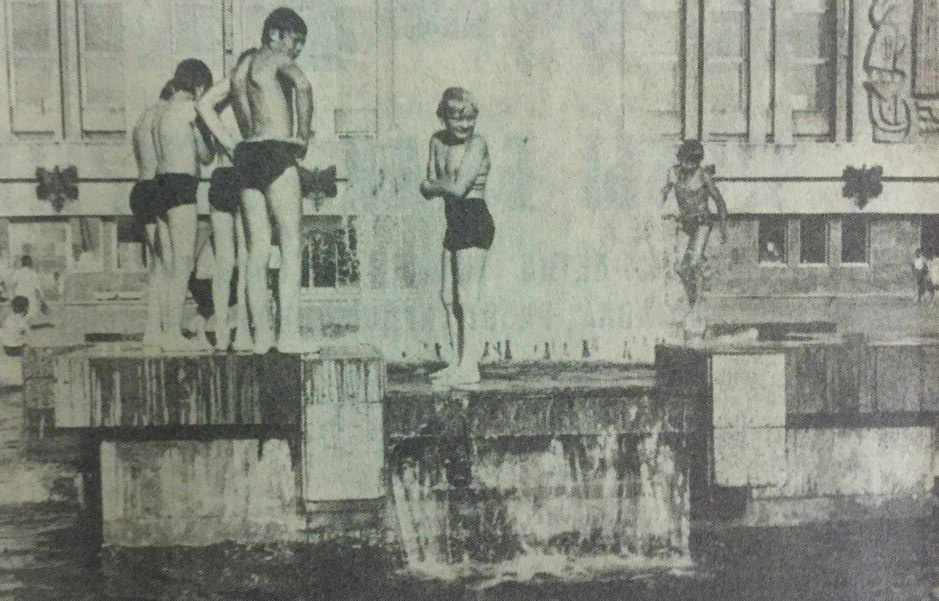 Тюменские ребята купаются в фонтане у «Нефтяника» в 1986 году