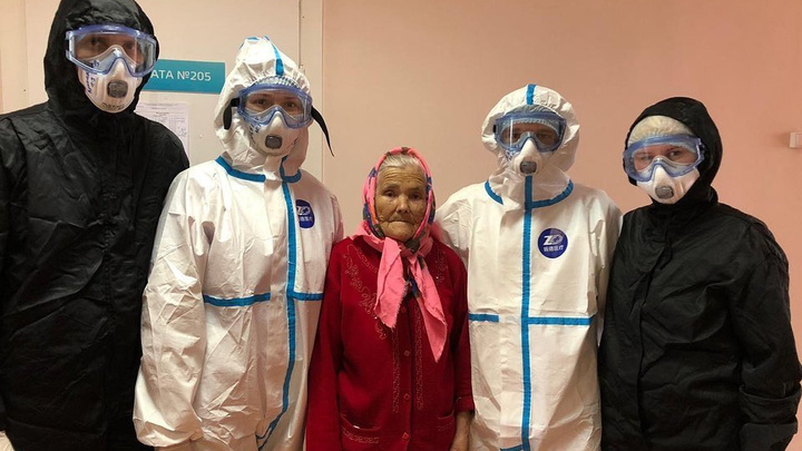 90-летняя жительница Красноярска победила коронавирус. Ее выписали из краевой больницы
