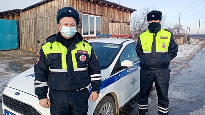 Сосед хотел устроить пожар, чтобы отомстить: на Урале гаишники спасли семью от гибели в огне