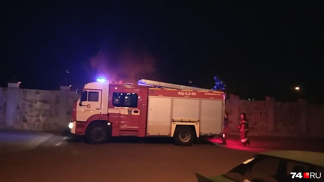 К месту происшествия приехали две пожарные машины