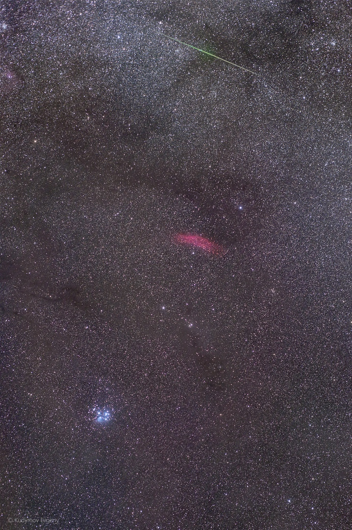 Здесь фотограф запечатлел яркий зеленый метеор, участок созвездия Тельца, Плеяды и туманность Калифорния