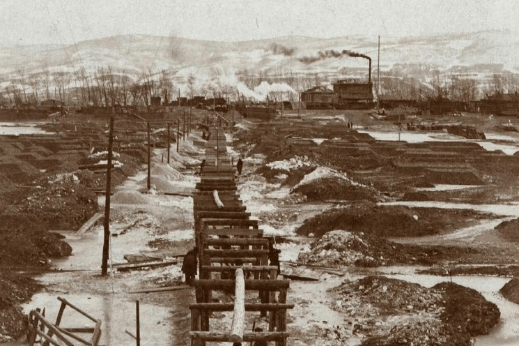 Вид на остров с левого берега Енисея. Фото снято весной 1913 года, во время строительства дюкерного перехода для водопровода (после таяния льда конструкция оказалась под водой)